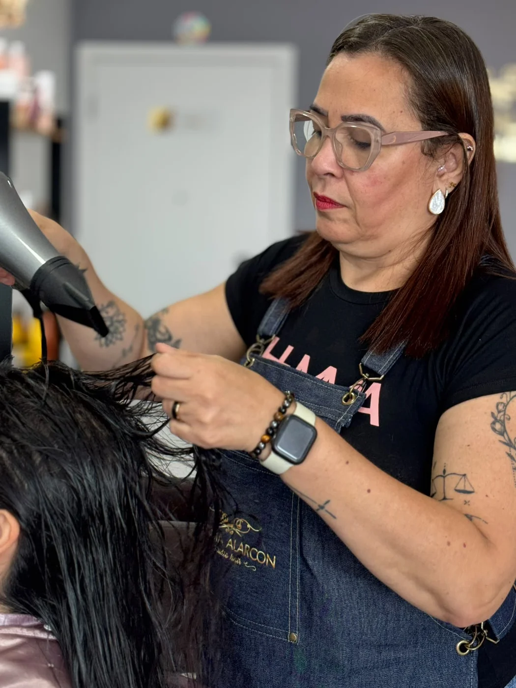 Claudia Alarcon finalizando o cabelo de uma cliente