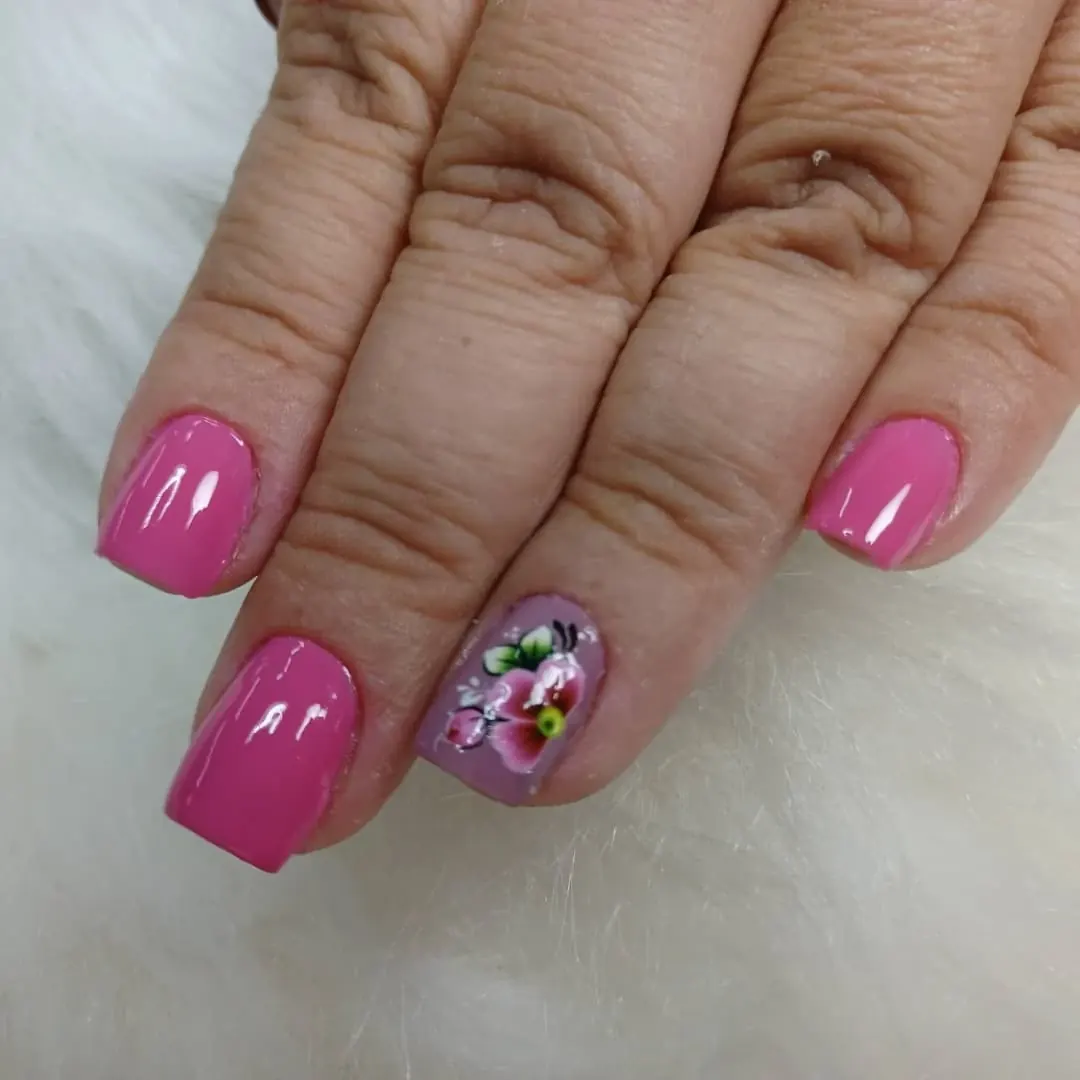 Unhas rosa com nail art floral