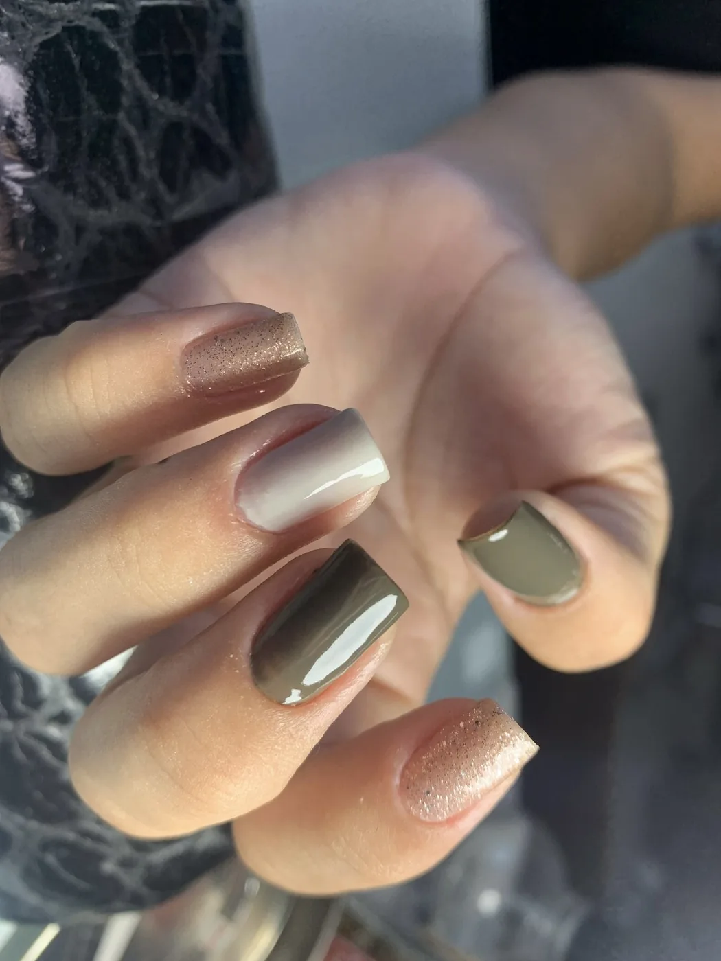 Unhas verde oliva com glitter