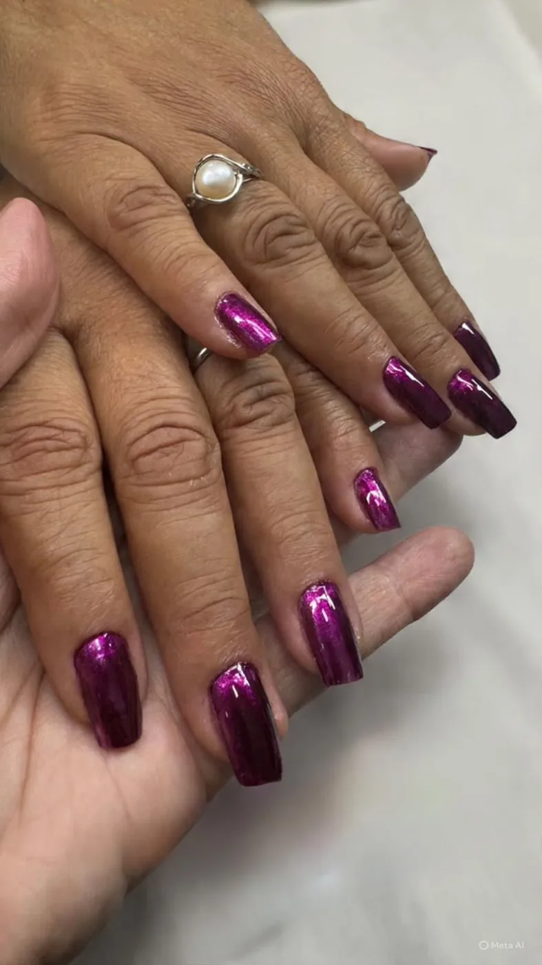 Unhas roxas com glitter