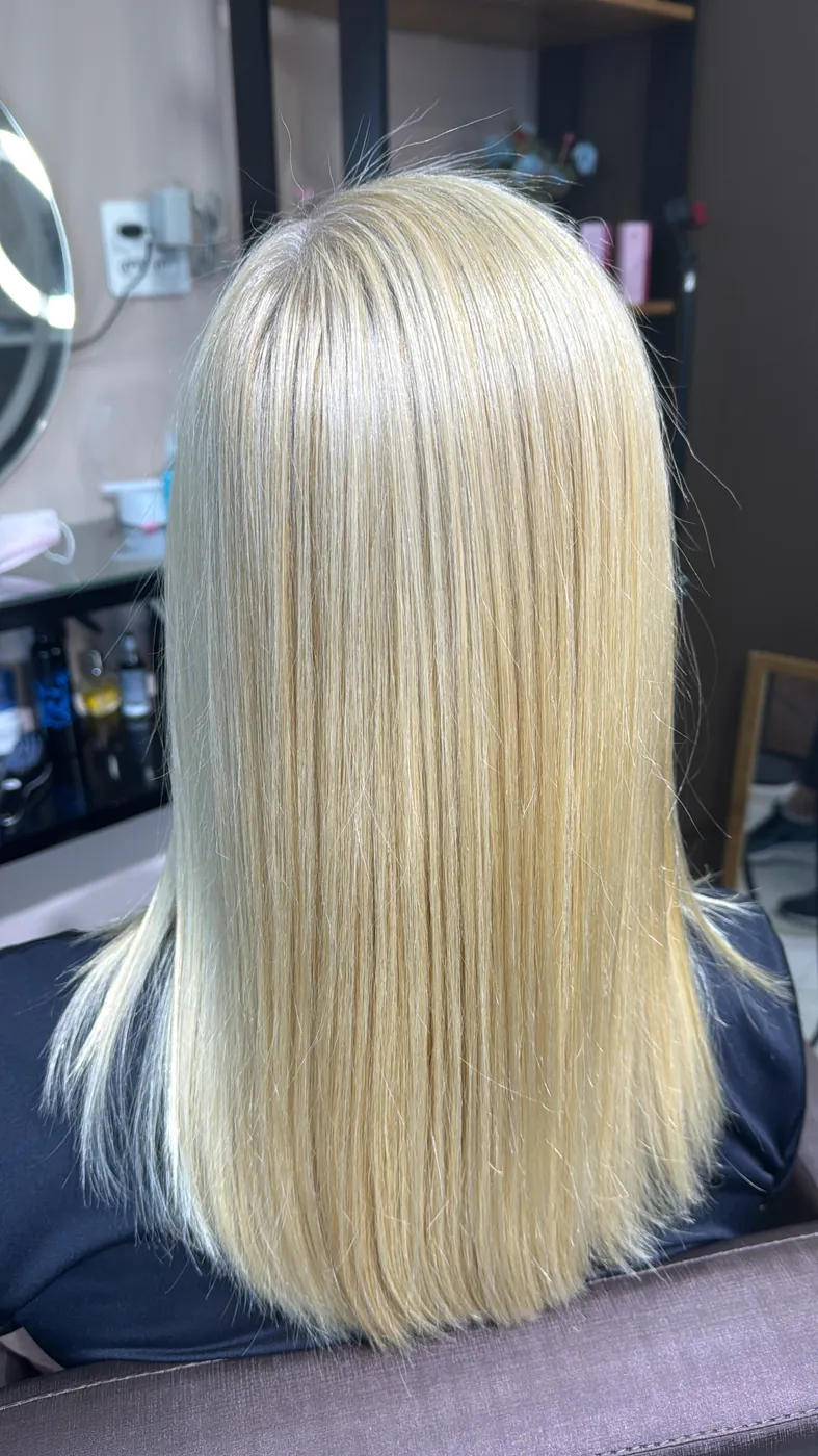 Progressiva em cabelo loiro platinado