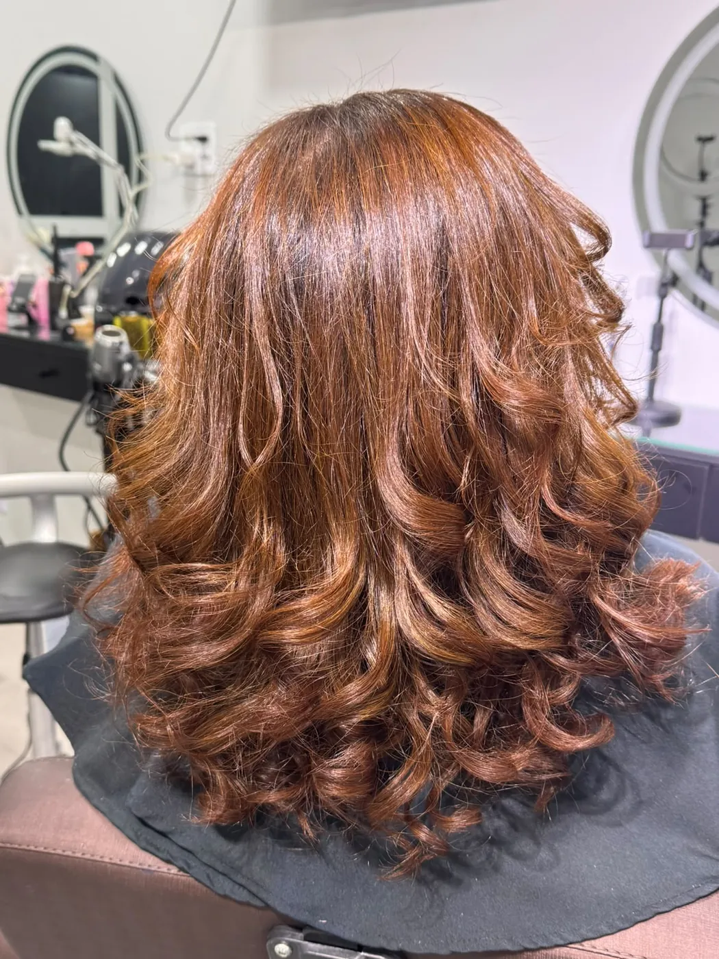 Mechas em cabelo ruivo cacheado