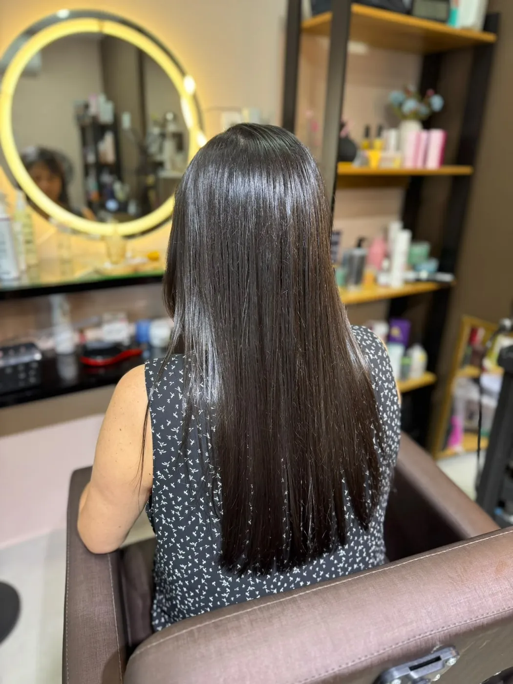 Alisamento em cabelo longo e brilhante