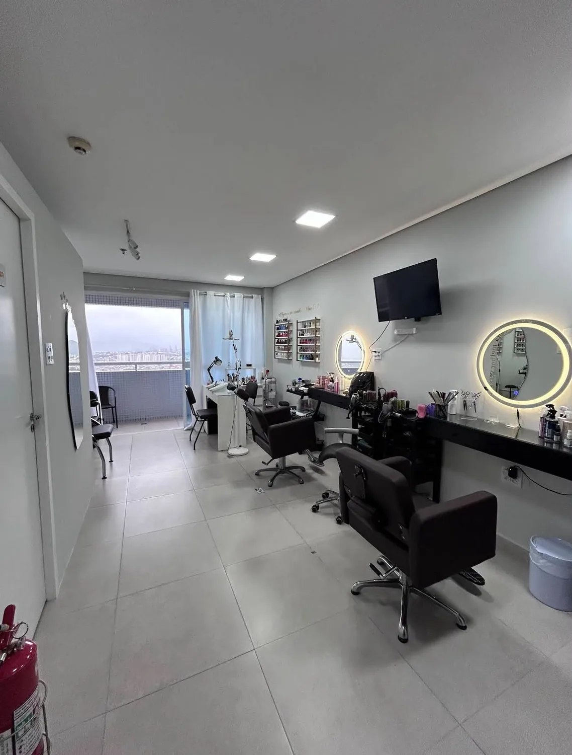 Salão com espelhos e vista para a varanda